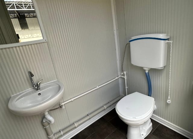 CONTENEDOR DE OFICINA / 21 M²