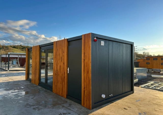 CONTENEDOR DE OFICINA /  21 M²