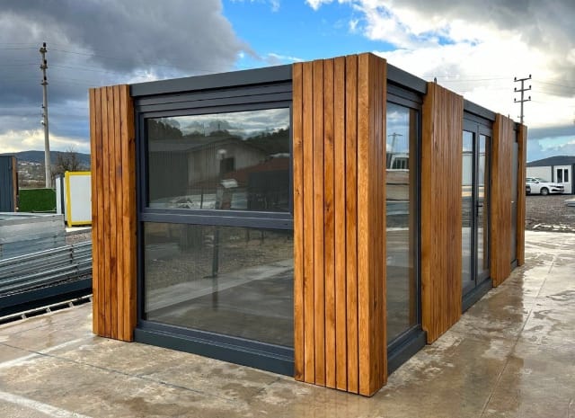 CONTENEDOR DE OFICINA /  21 M²