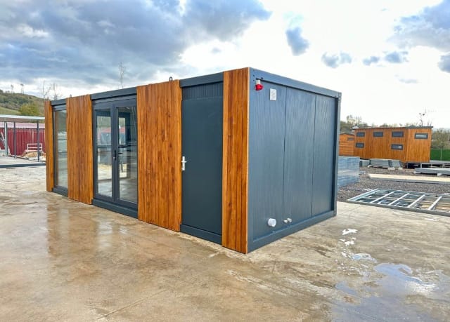 CONTENEDOR DE OFICINA /  21 M²