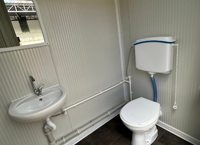 CONTENEDOR DE OFICINA /  21 M²