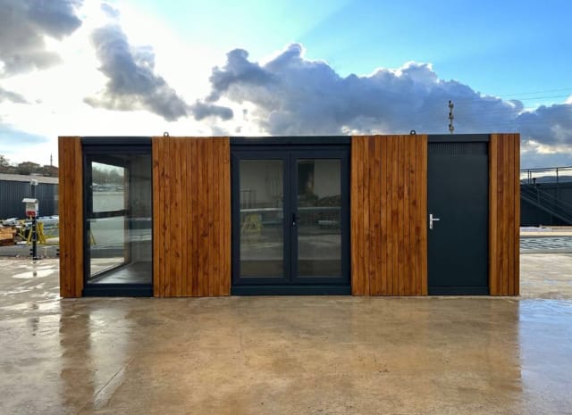 CONTENEDOR DE OFICINA /  21 M²