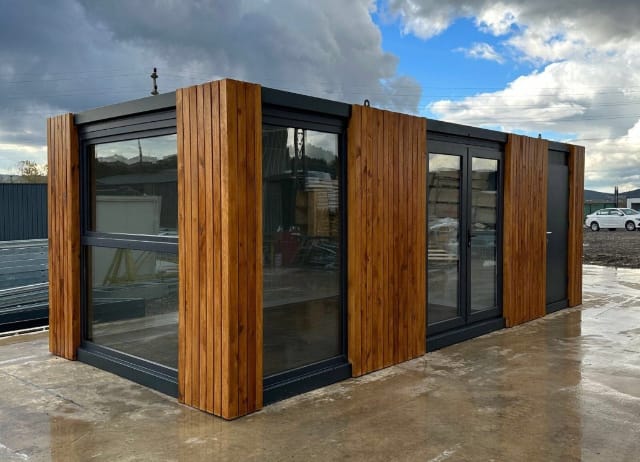 CONTENEDOR DE OFICINA /  21 M²