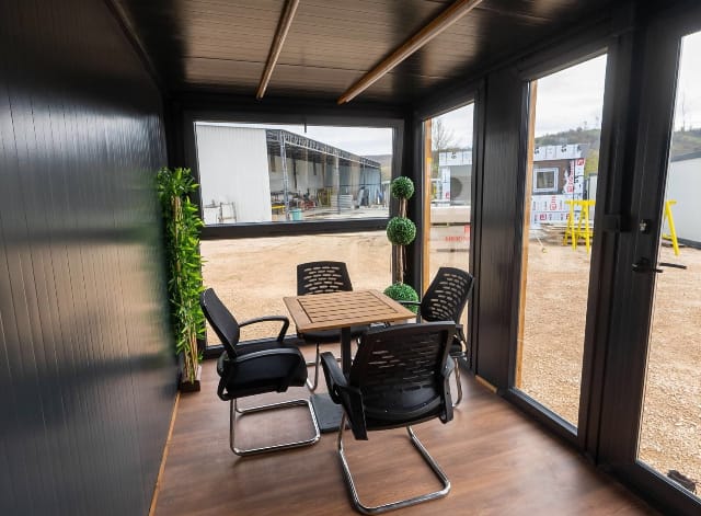 CONTENEDOR DE OFICINA O DE VENTAS / 6,00 m x 2,40 m