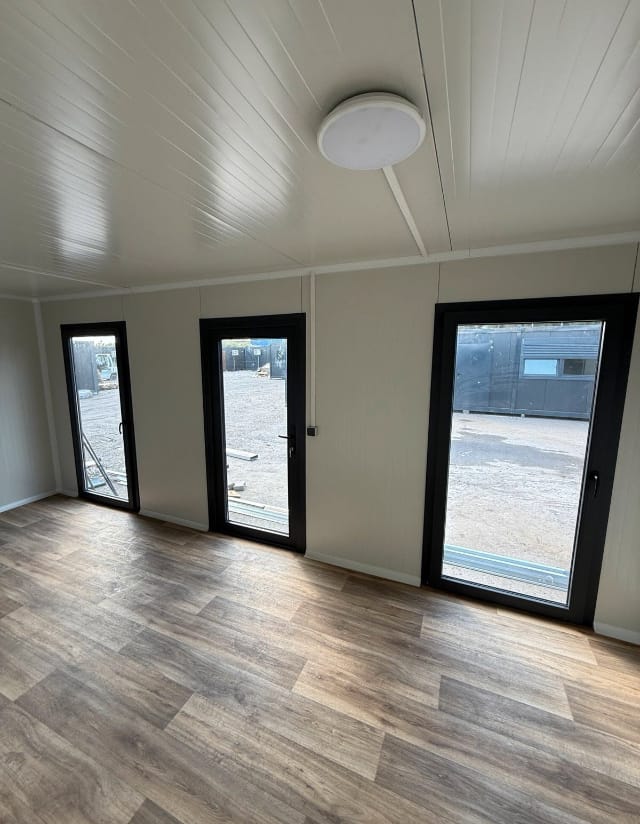 CONTENEDOR MODULAR / OFICINA / CASA / 6,0 m x  2,4 m