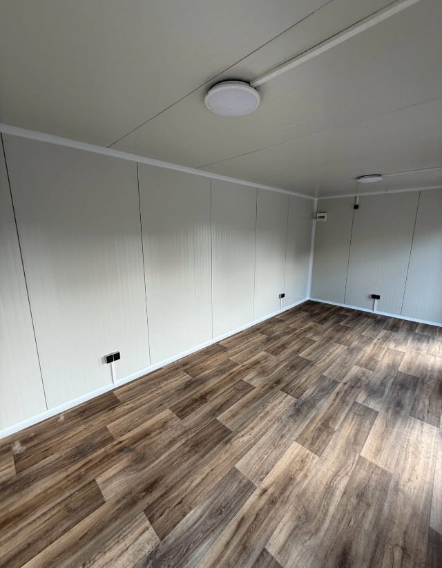 CONTENEDOR MODULAR / OFICINA / CASA / 6,0 m x  2,4 m