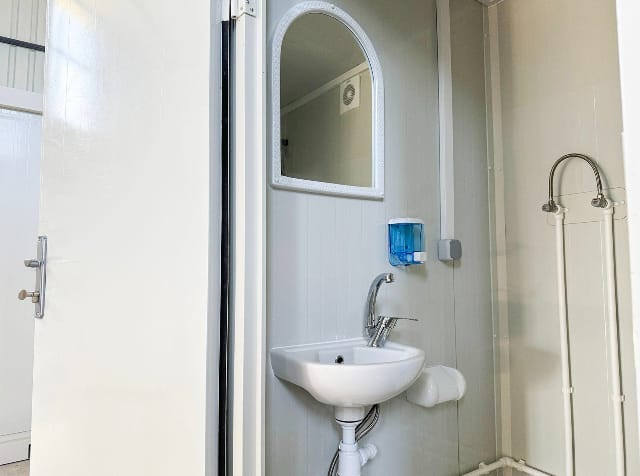 CONTENEDOR WC Y DUCHA / 130 x 220