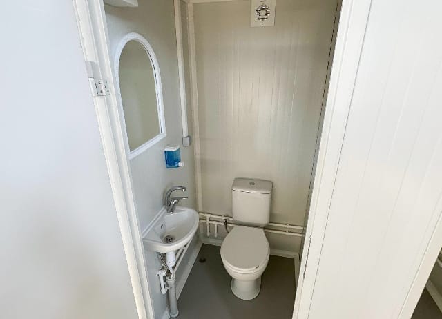 CONTENEDOR SANITARIO CON WC Y URINARIO / VERDE