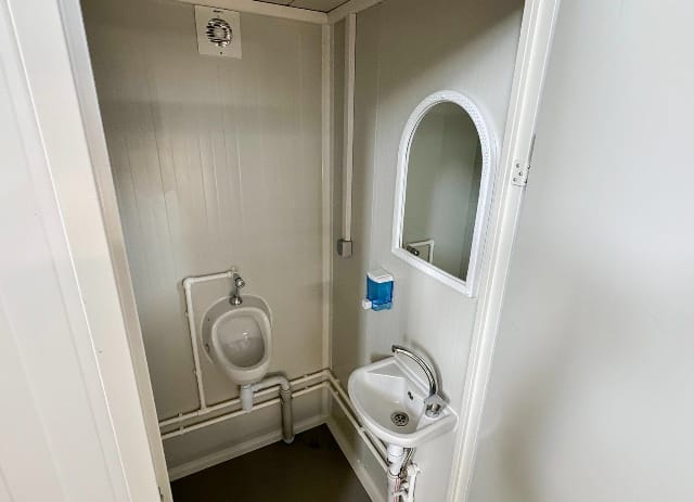 CONTENEDOR SANITARIO CON WC Y URINARIO / VERDE